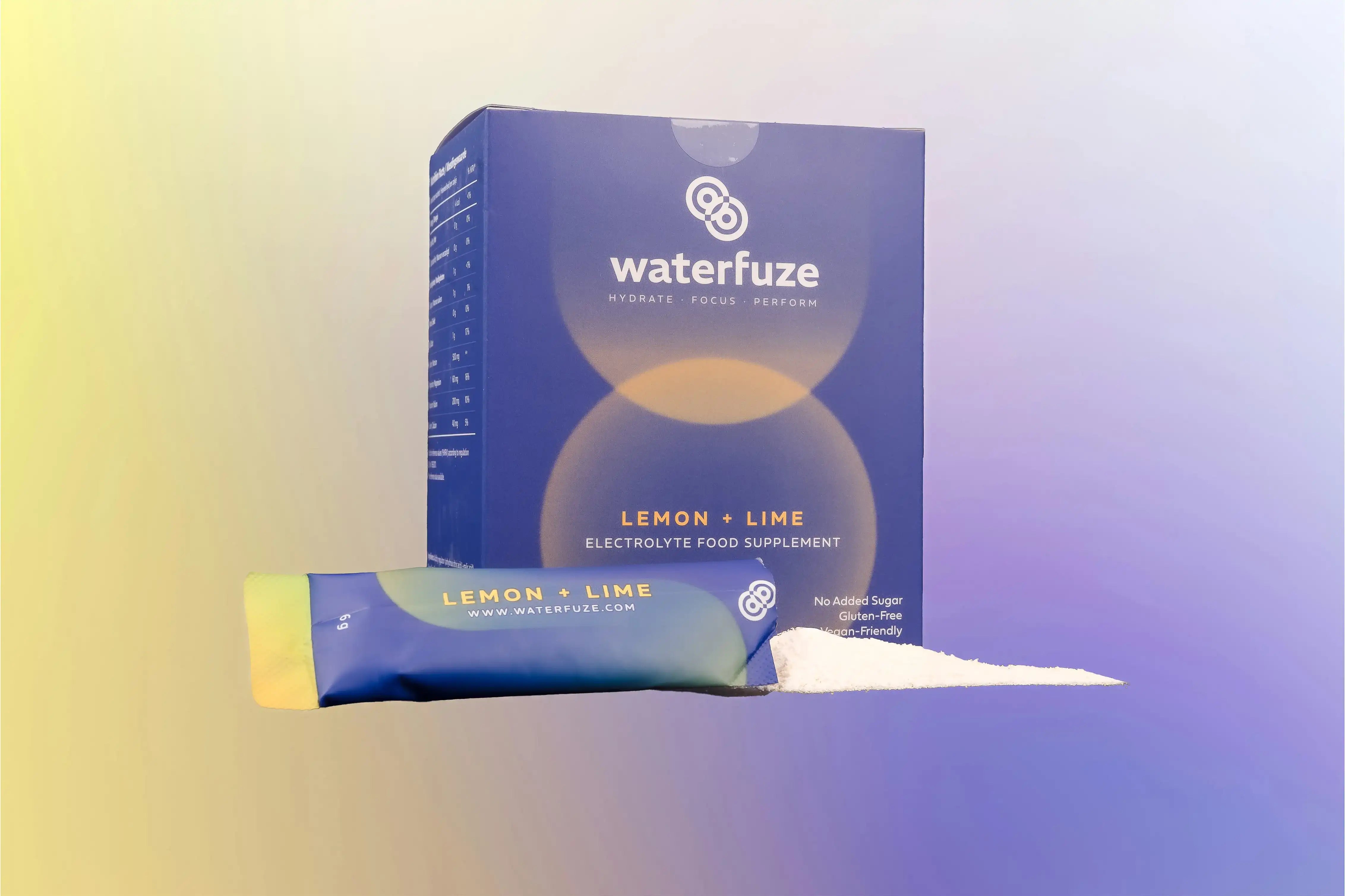 Waterfuze elektrolyten supplement lemon-lime smaak met doos en sachet poeder op zachte pastel achtergrond