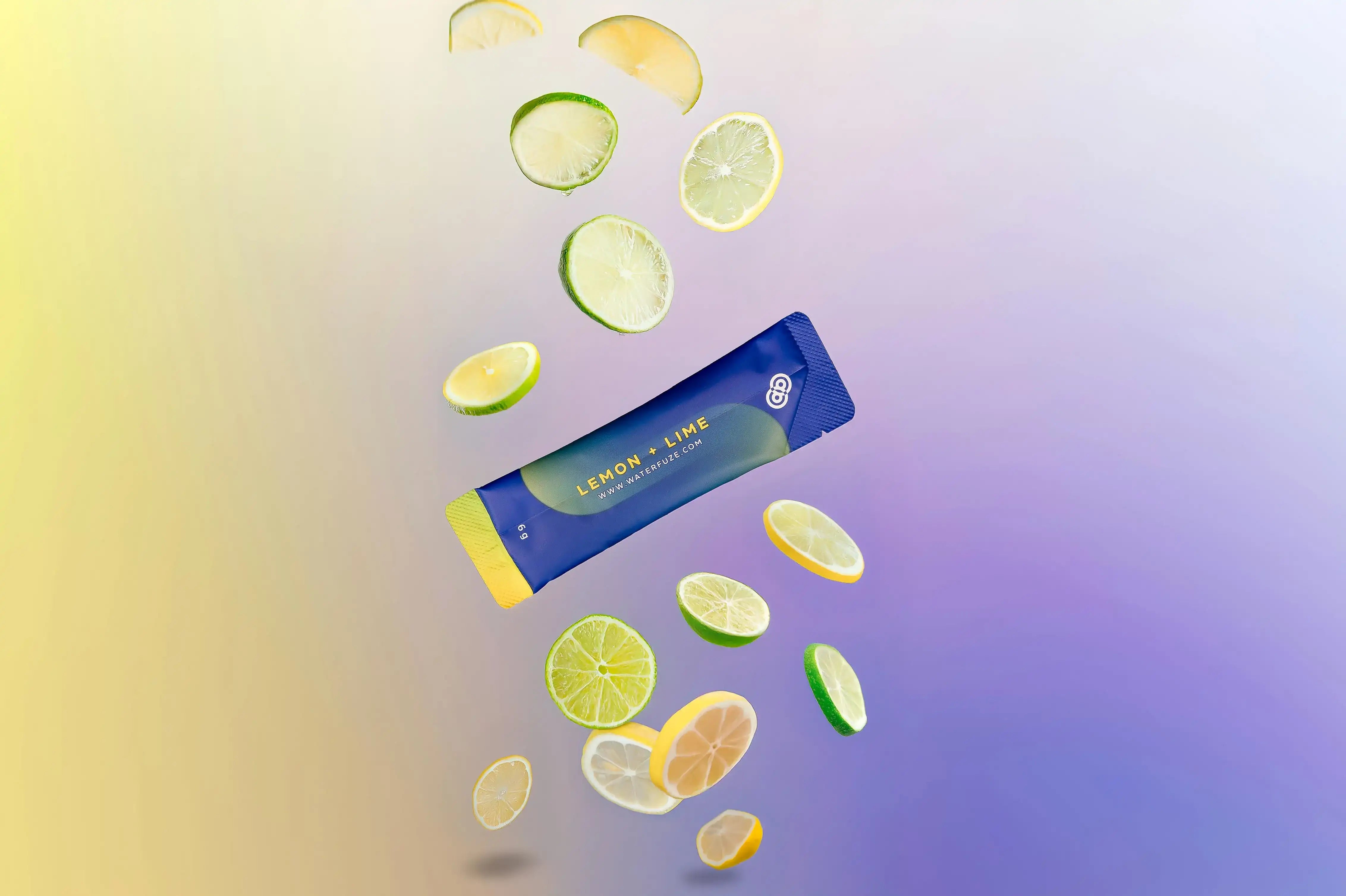 Elektrolyten sachet lemon-lime smaak van Waterfuze met zwevende schijfjes citroen en limoen op kleurrijke achtergrond