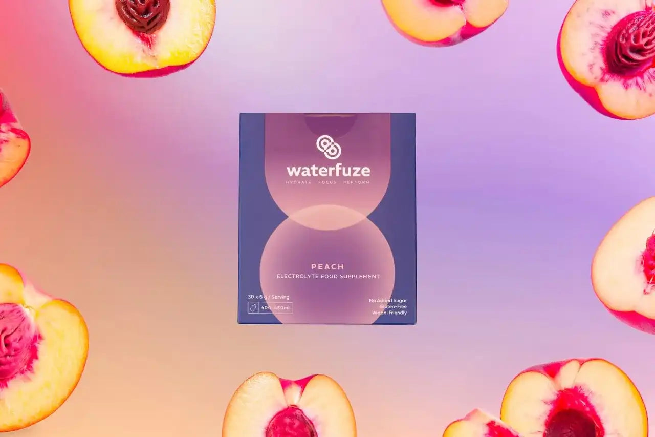 Verpakking van waterfuze perzik elektrolyten supplement met halve perziken op kleurrijke achtergrond