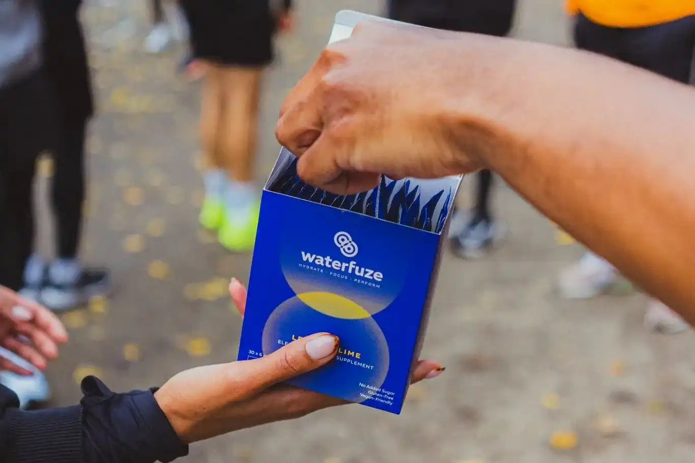 Waterfuze Lemon + Lime elektrolyten supplement wordt uitgedeeld tijdens een sportevenement