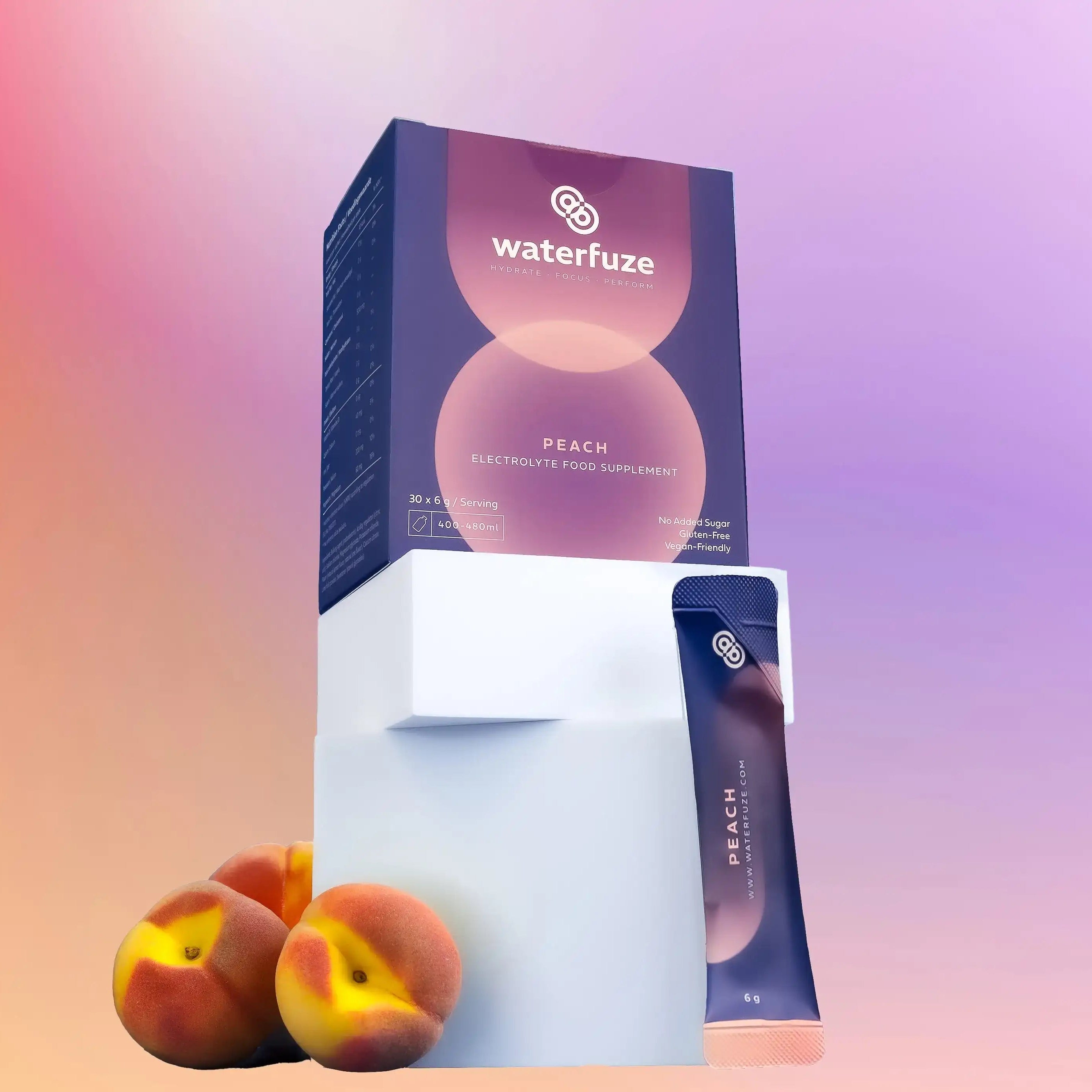Waterfuze elektrolyten supplement perziksmaak met doos, stick en verse perziken op kleurrijke achtergrond